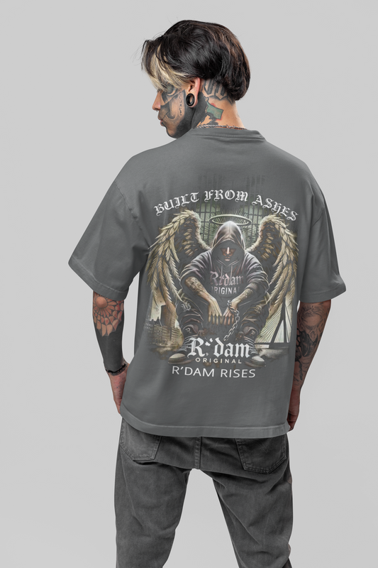 Built from Ashes" oversized heren T-shirt van R’dam Original. Heavyweight katoen, urban streetwear met engel-design en krachtige boodschap.