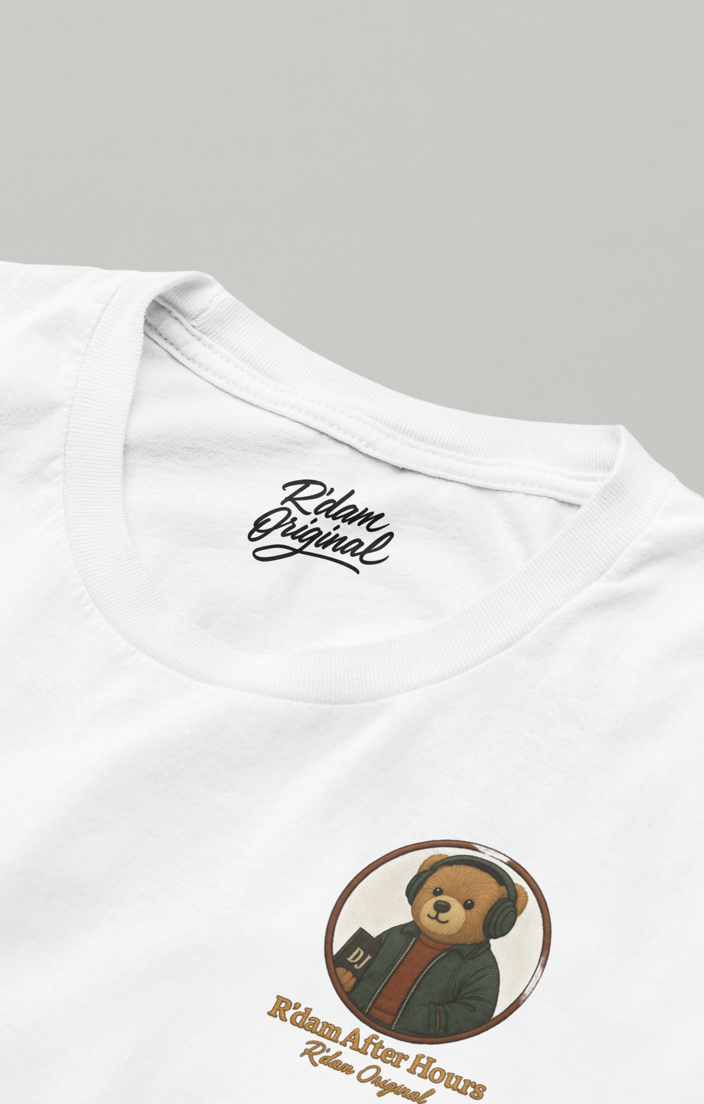 Close-up borstlogo van R’dam After Hours tee met DJ beer en koptelefoon