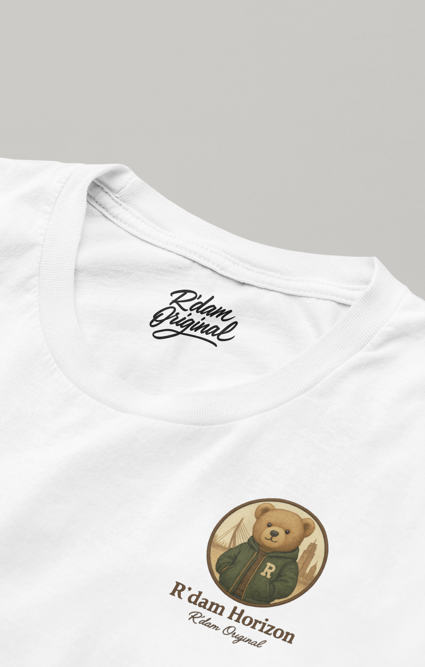 Close-up borstprint teddy met capuchon, R’dam Horizon branding – wit shirt