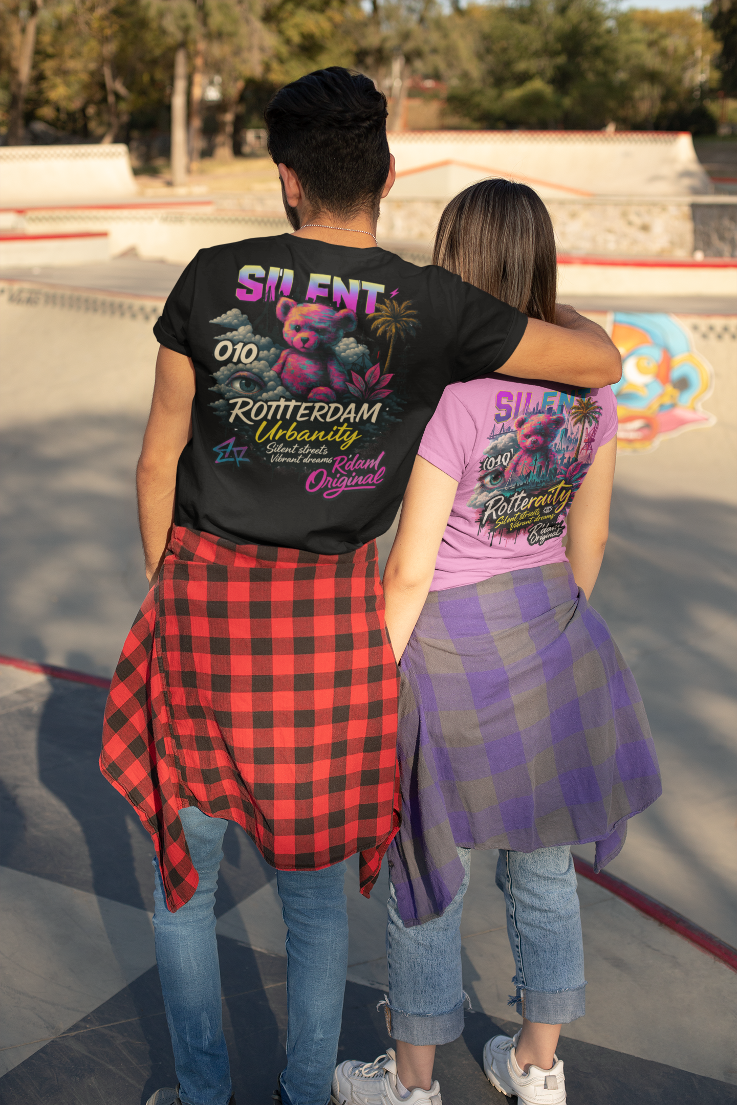 Close-up urban fashion stijl met street graffiti teddy design – model met zonnebril
