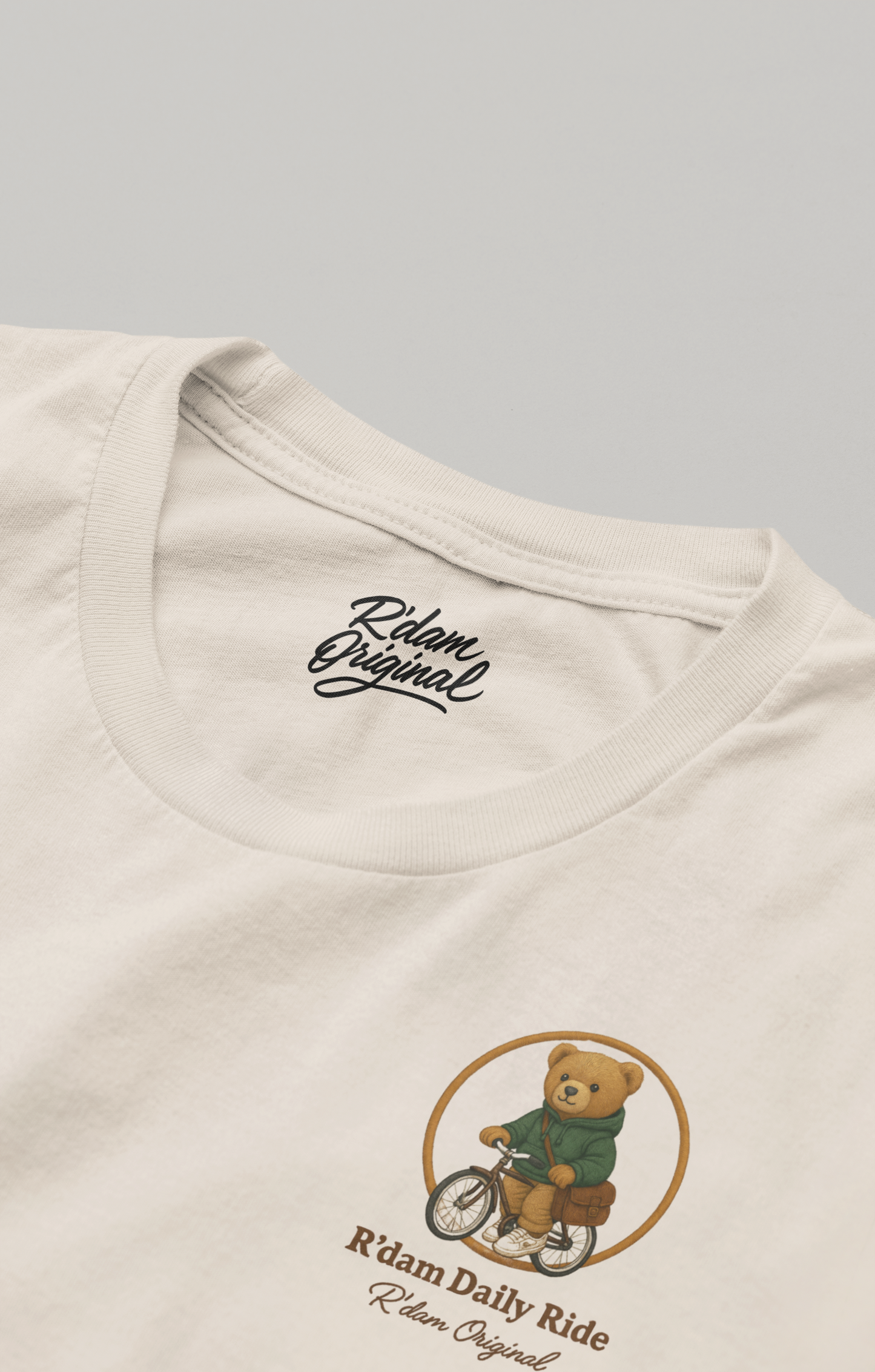 Close-up van binnenlabel R’dam Original met teddy design op borst