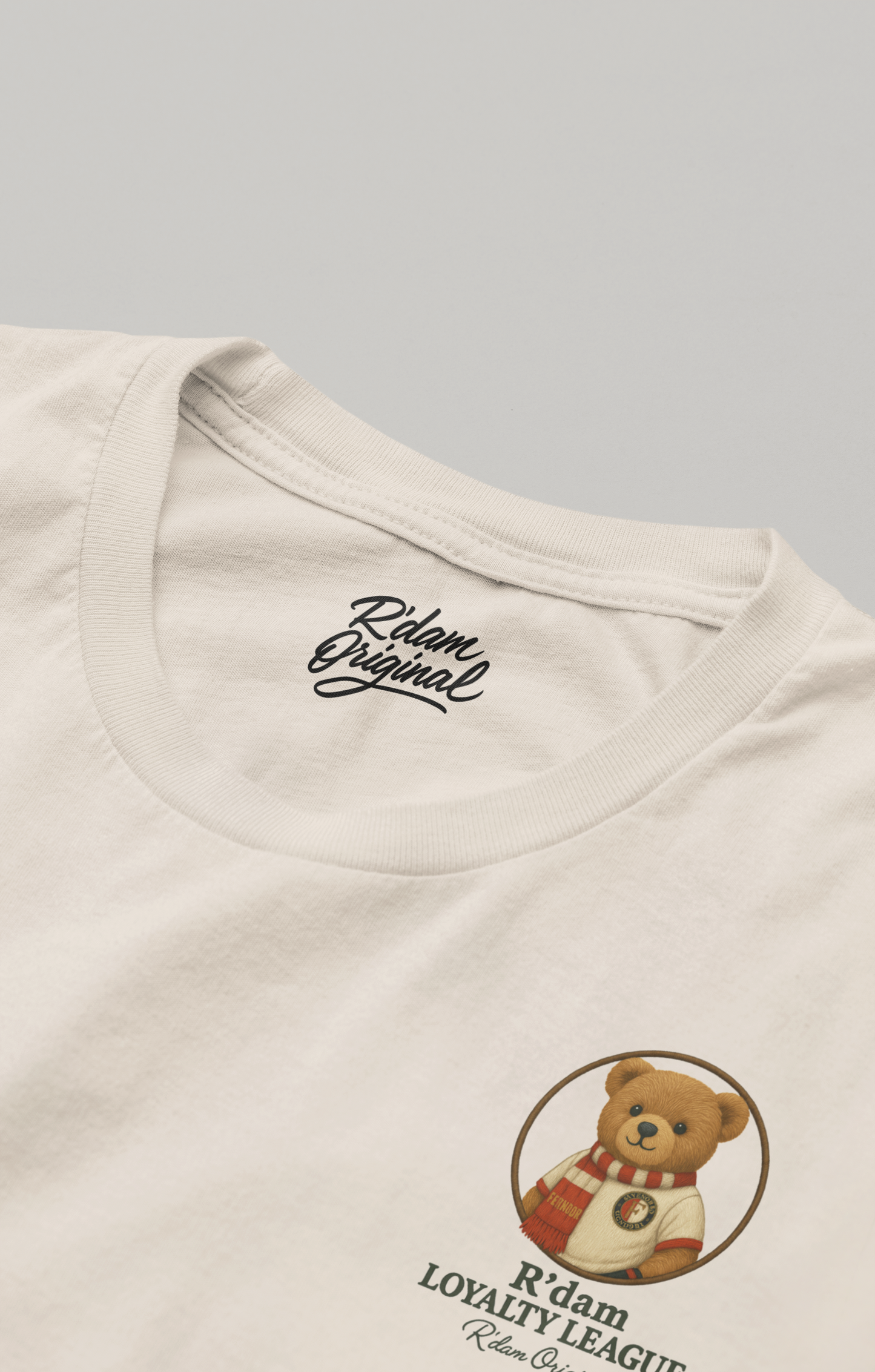 Close-up voorkant Loyalty League T-shirt met teddybeer in supportersoutfit