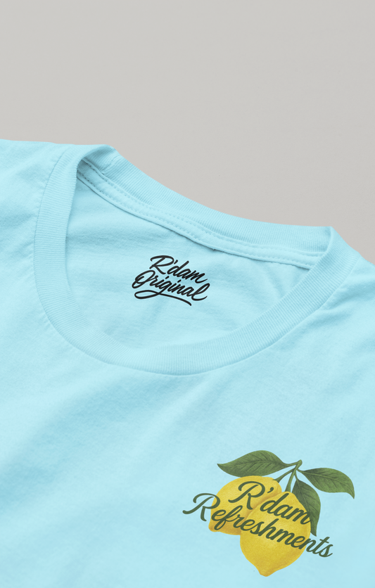 Lichtblauw T-shirt met citroen illustratie en zomerse branding – voorkant