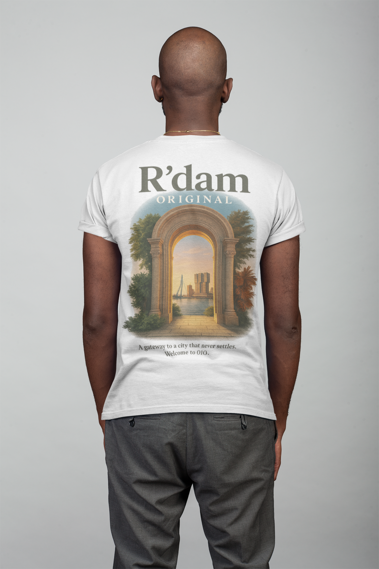R’dam Original t-shirt met klassieke poort en uitzicht op skyline van Rotterdam bij zonsondergang – unisex in wit en sand.
