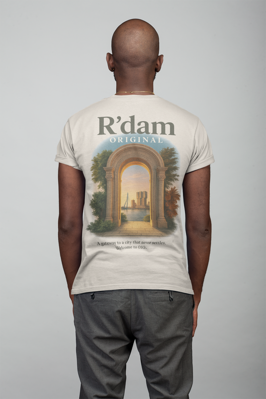 R’dam Original t-shirt met klassieke poort en uitzicht op skyline van Rotterdam bij zonsondergang – unisex in wit en sand.
