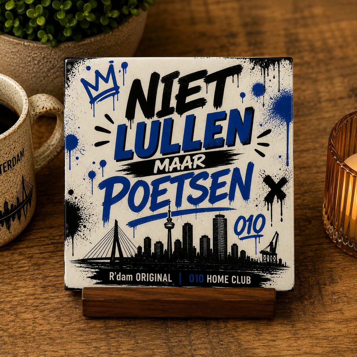 Stoer blauw Rotterdam tegeltje in warme interieursetting met mok en kaars