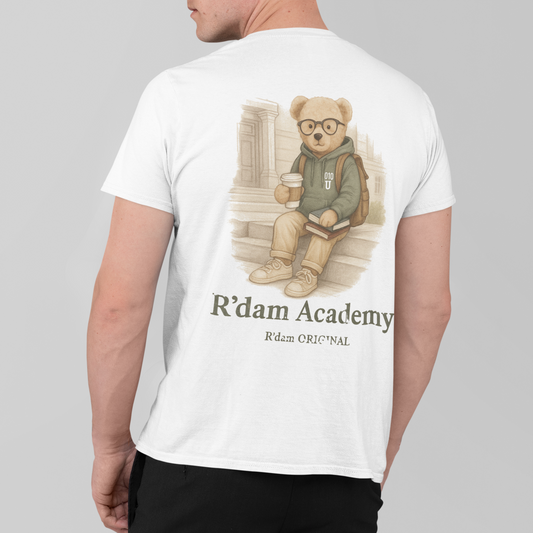 Witte R’dam Academy tee met cartoon beer in 010U hoodie op trappen"