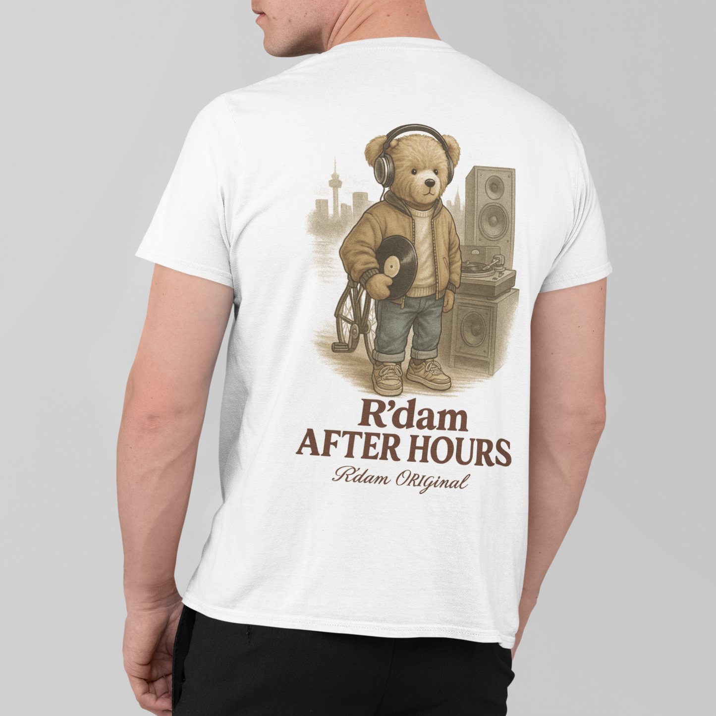 Witte R’dam After Hours tee met DJ beer print op de rug”