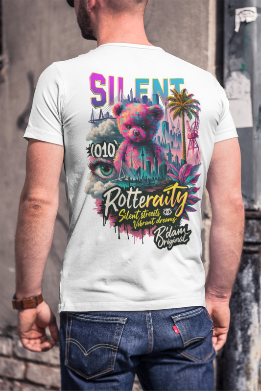 Witte basic tee met "Silent Streets Vibrant Dreams" design – gedragen in stadsomgeving