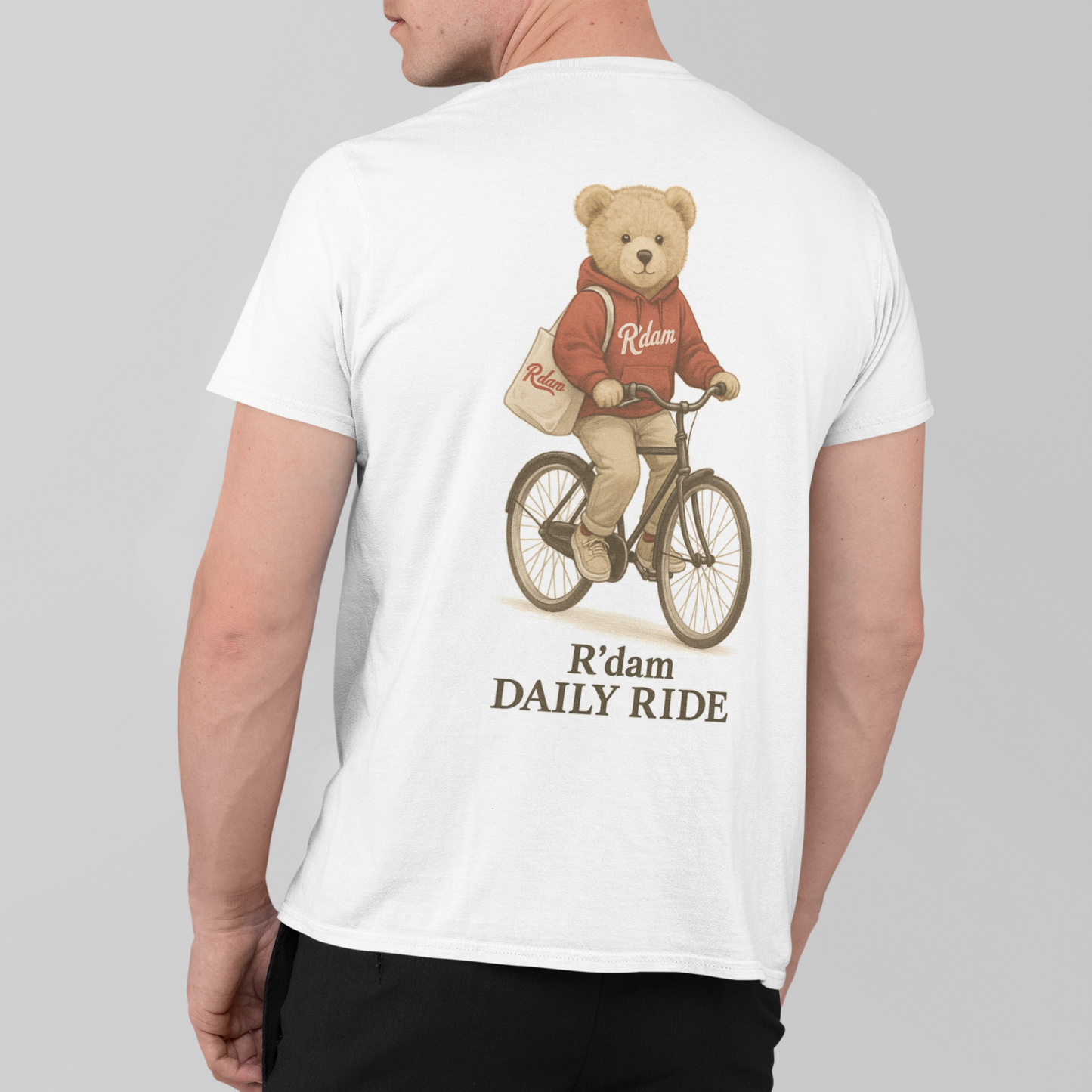Witte variant van R’dam Daily Ride T-shirt, teddy op fiets – achterkant