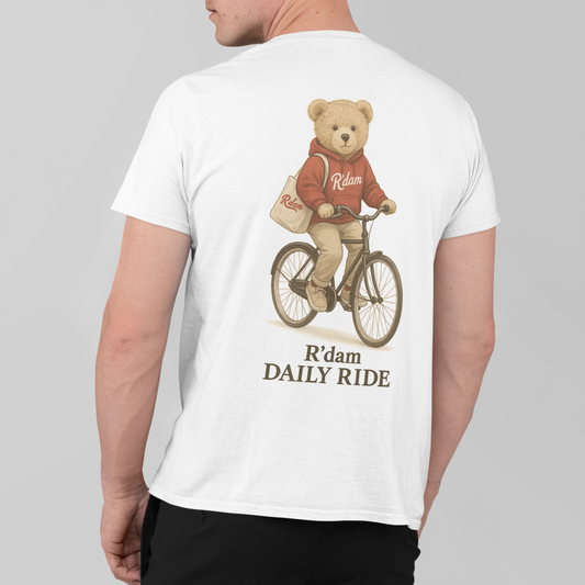 Witte variant van R’dam Daily Ride T-shirt, teddy op fiets – achterkant