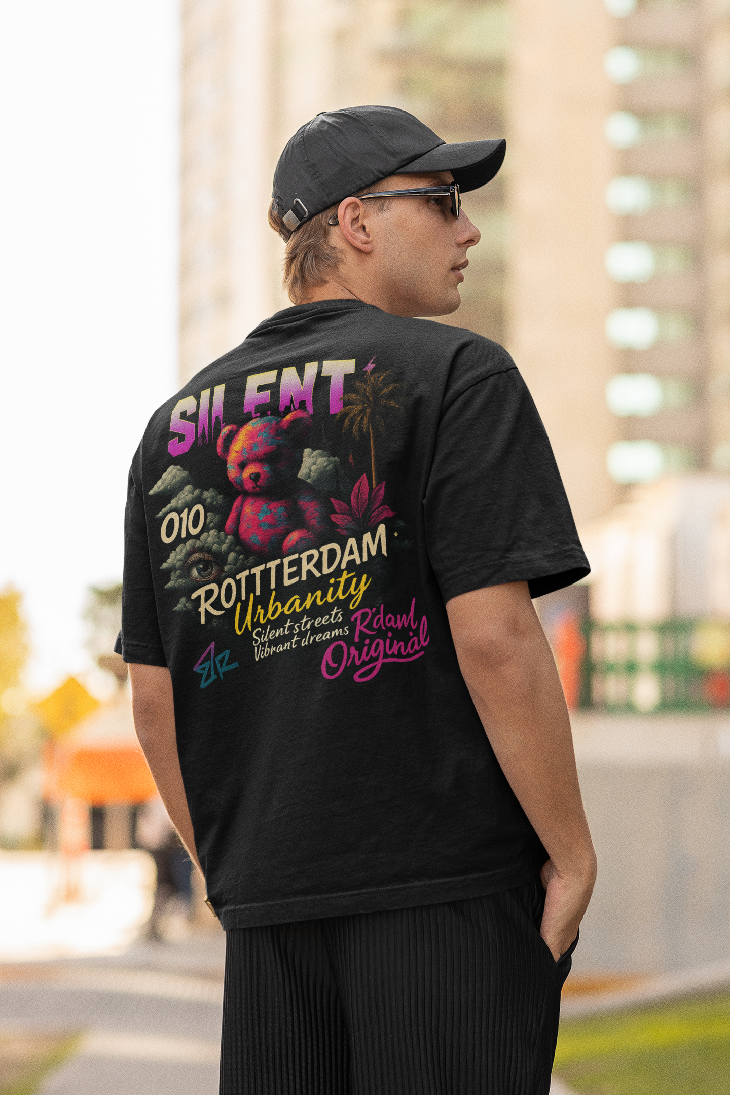 Zwarte oversized tee met neon teddybeer en "Silent Rotterdam Urbanity" print – achterkant