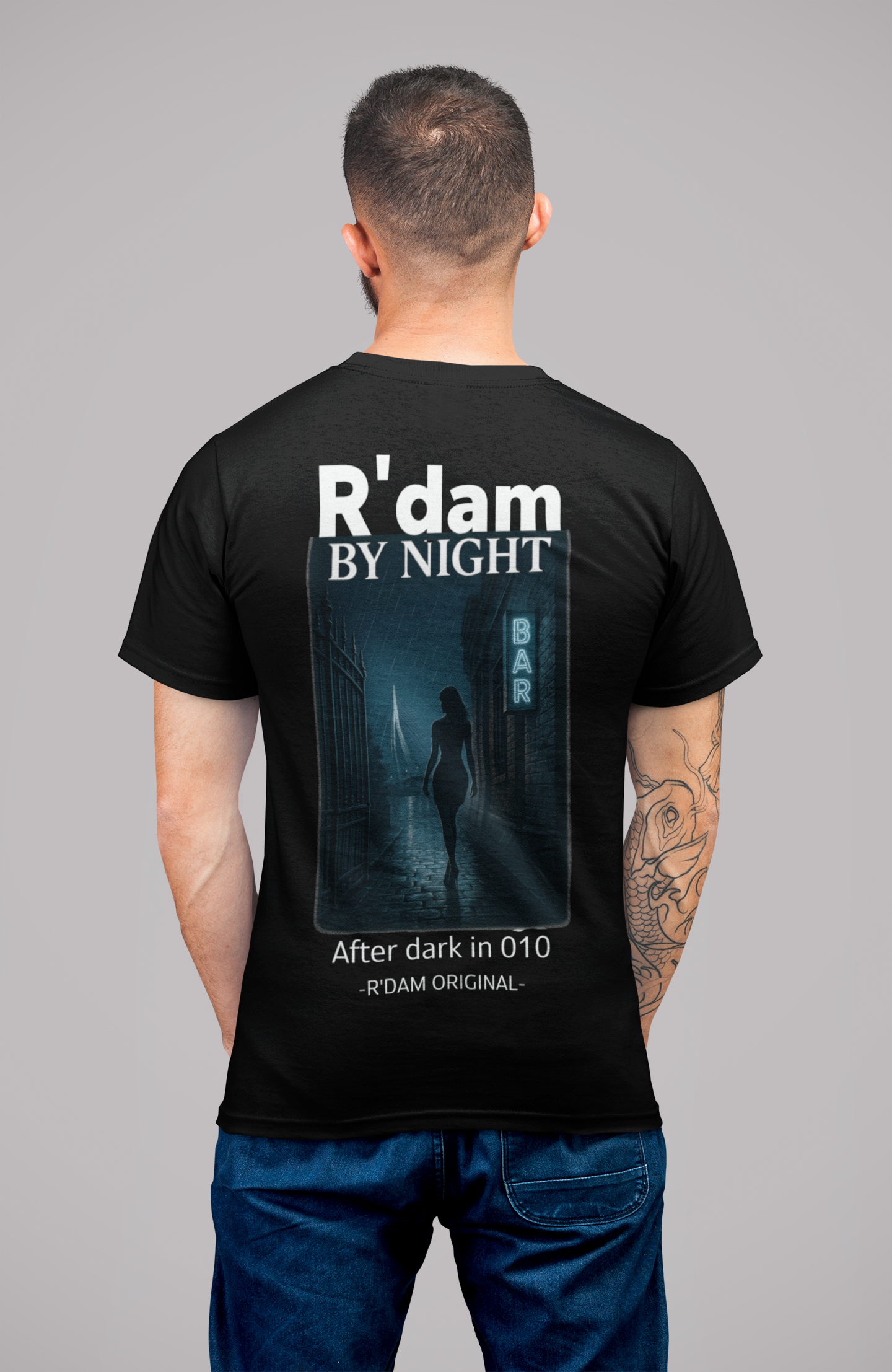 man met zwart R'dam BY NIGHT t-shirt met neon bar design
streetwear t-shirt met Rotterdamse skyline in nachtstijl
close-up rugprint shirt met silhouet en Erasmusbrug