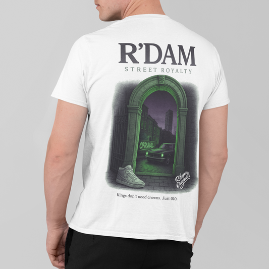 Sand kleur shirt met groene poort, auto en sneaker – R’dam Street Royalty design
Wit shirt met graffiti design en klassieke auto – Rotterdam Streetwear Tee
