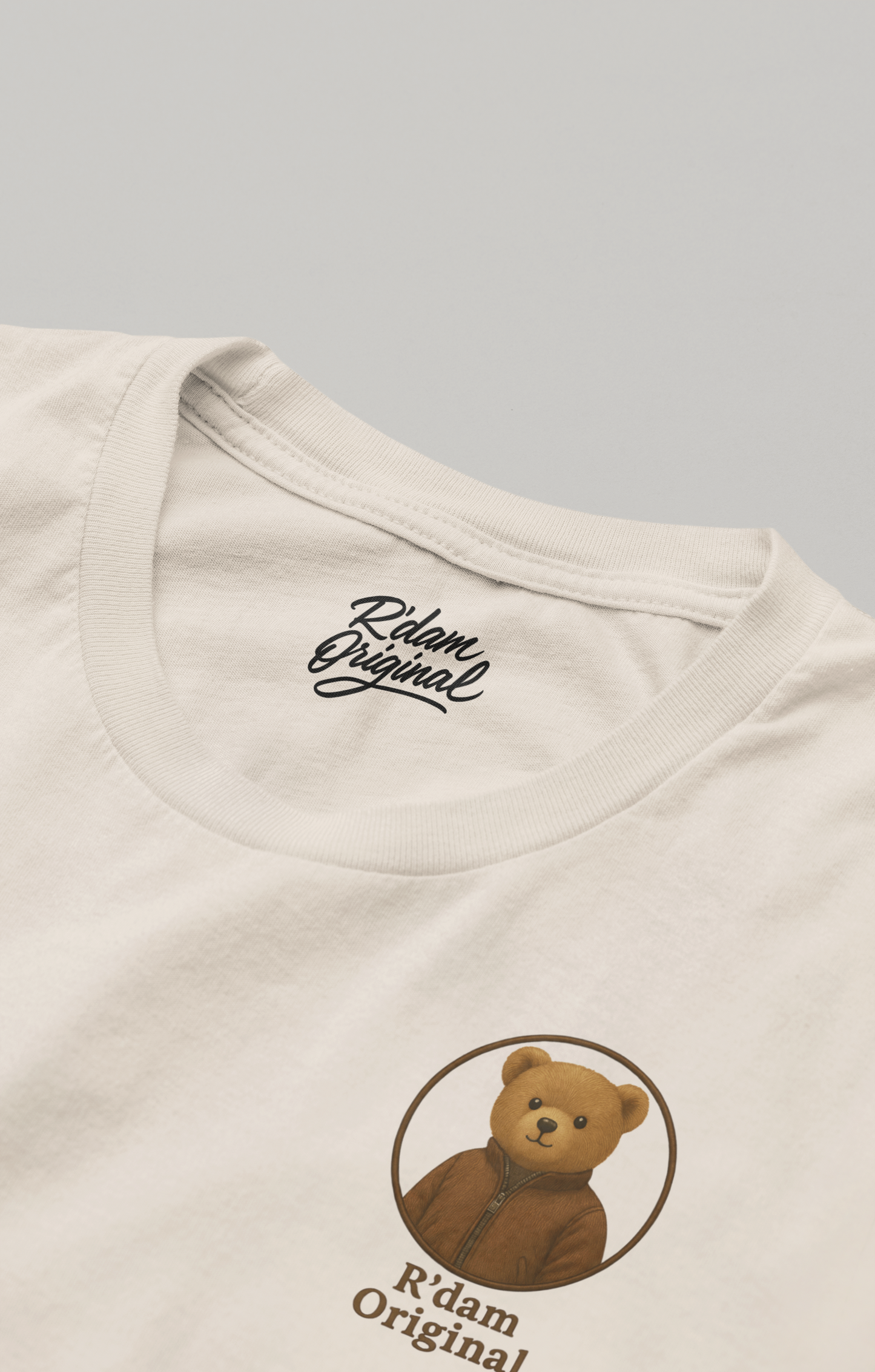 close-up van de Daily Grind print op sandkleur t-shirt – voorzijde