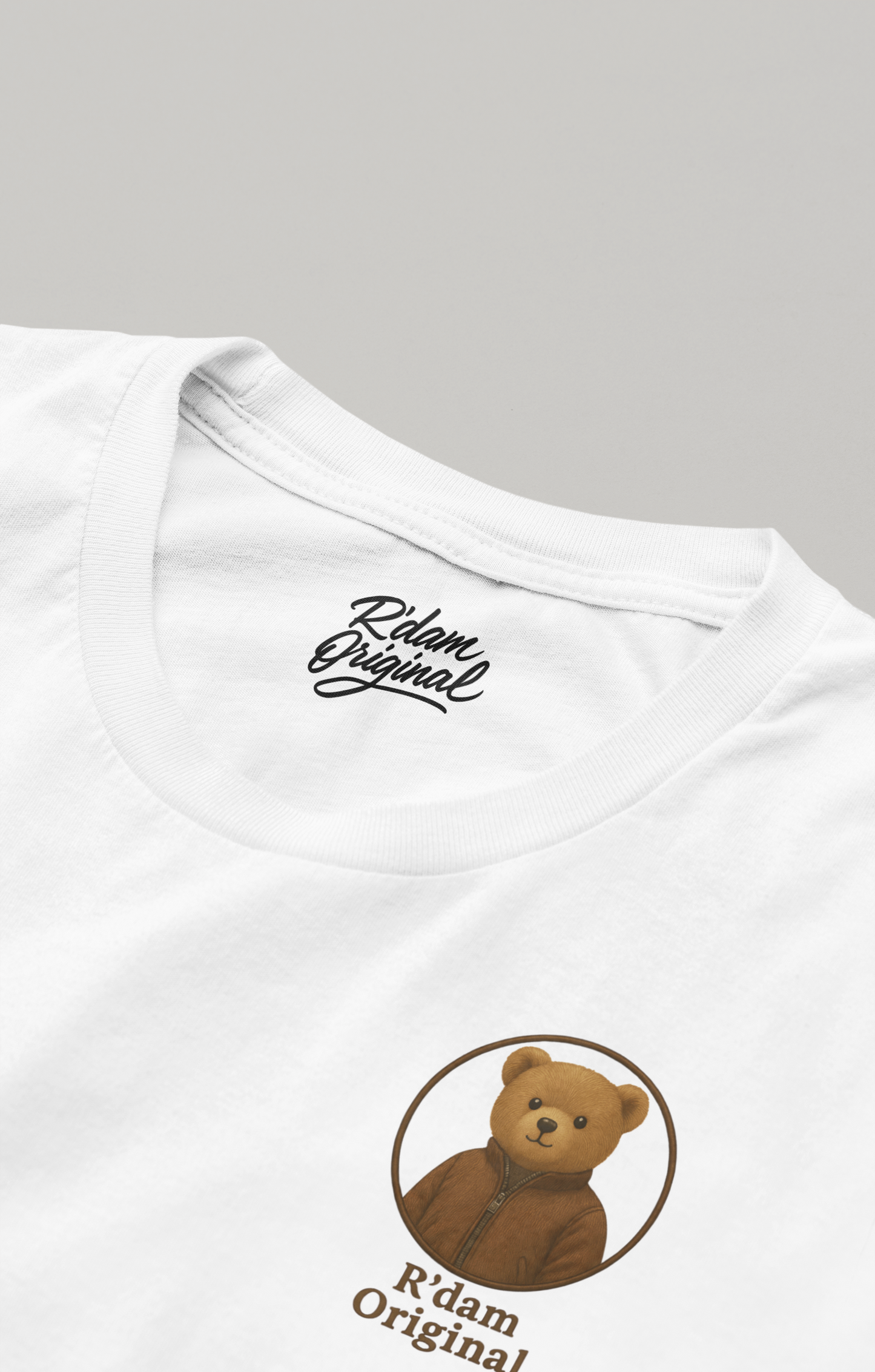 close-up van de Daily Grind print op witte t-shirt – voorzijde
