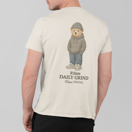 man draagt R’dam Daily Grind t-shirt in sandkleur – achterkant