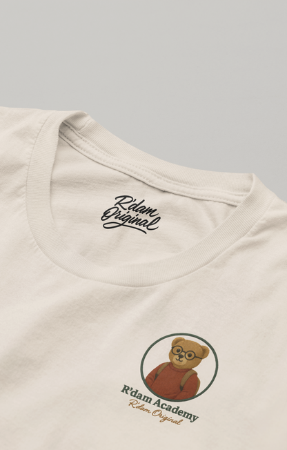 "Beige R’dam Academy T-shirt met teddybeer in hoodie, zittend met boeken en koffie" borstlogo