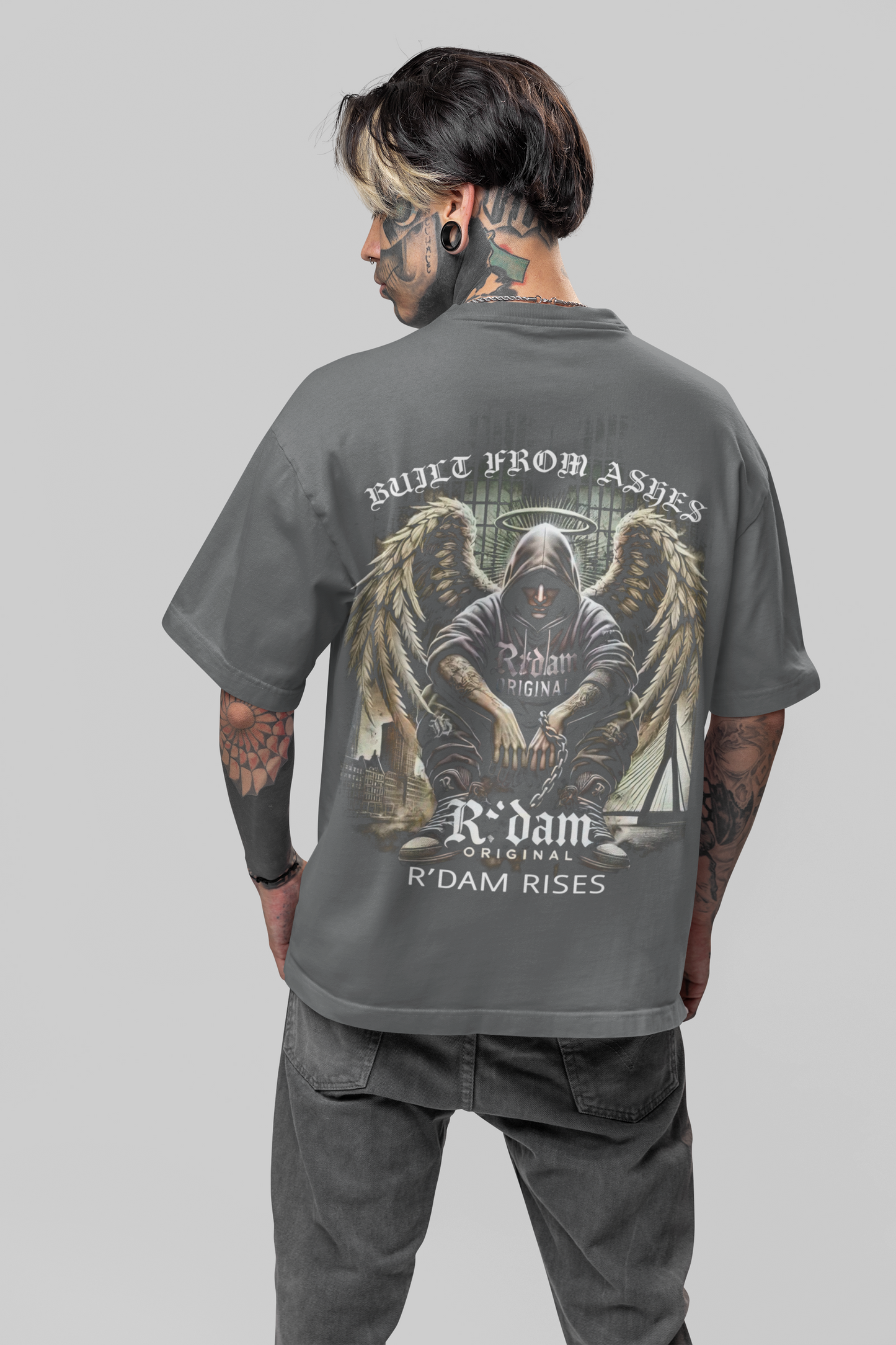 Built from Ashes" oversized heren T-shirt van R’dam Original. Heavyweight katoen, urban streetwear met engel-design en krachtige boodschap.