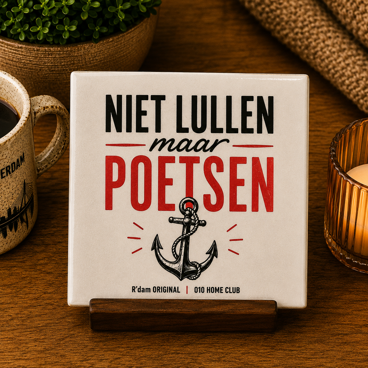 Clean Rotterdams tegeltje in warme interieursetting met mok en kaars