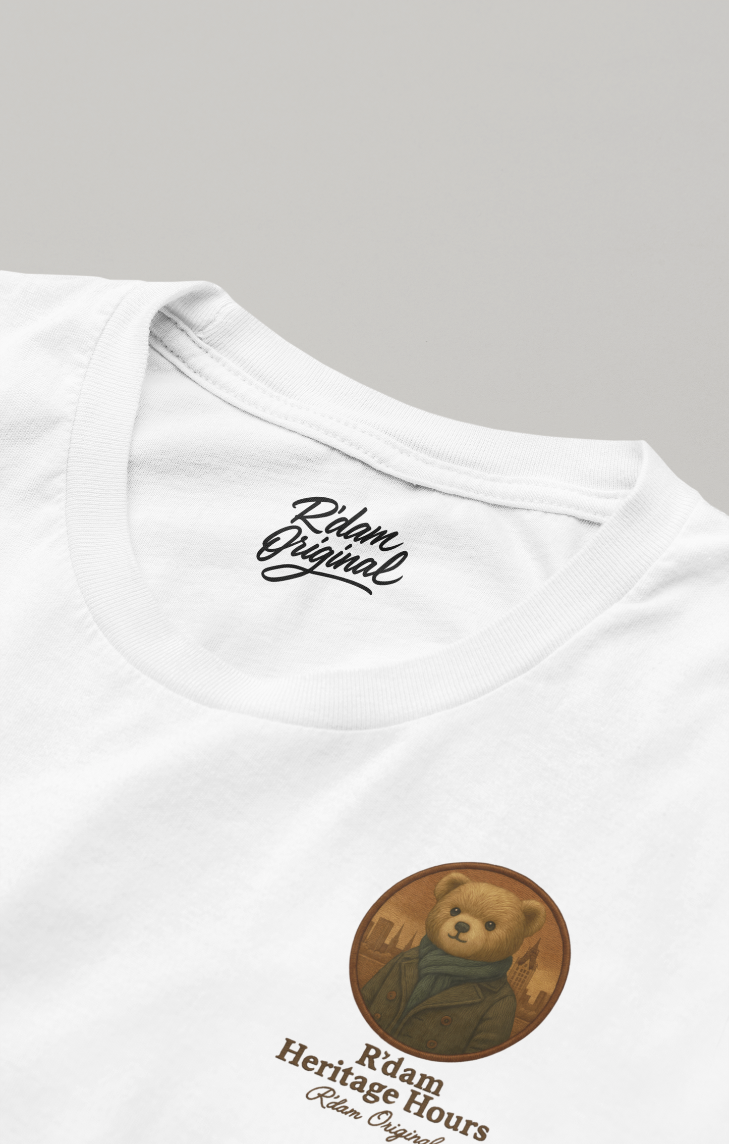 Close-up borstprint met teddy in jas en sjaal, R’dam Heritage Hours – wit shirt