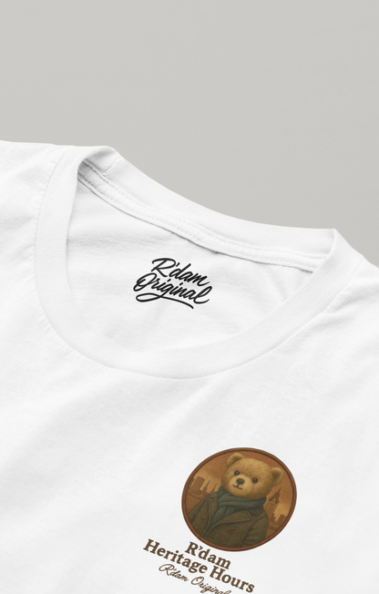 Close-up borstprint met teddy in jas en sjaal, R’dam Heritage Hours – wit shirt