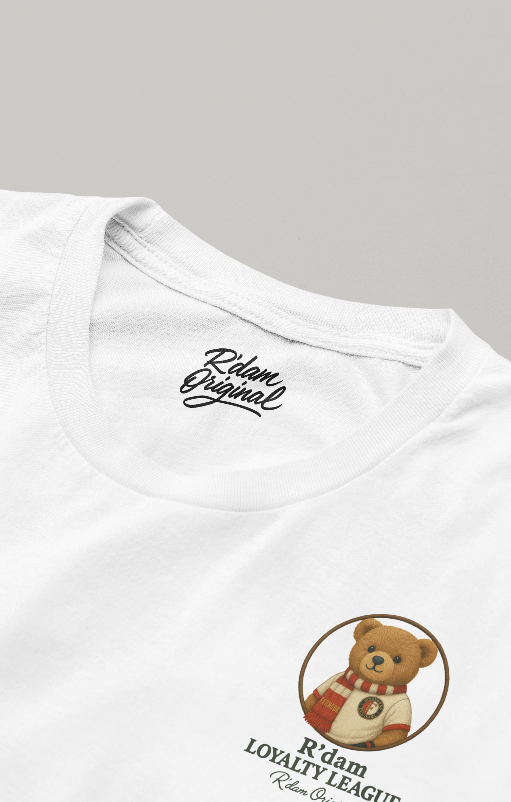 Close-up voorkant Loyalty League T-shirt met teddybeer in supportersoutfit

