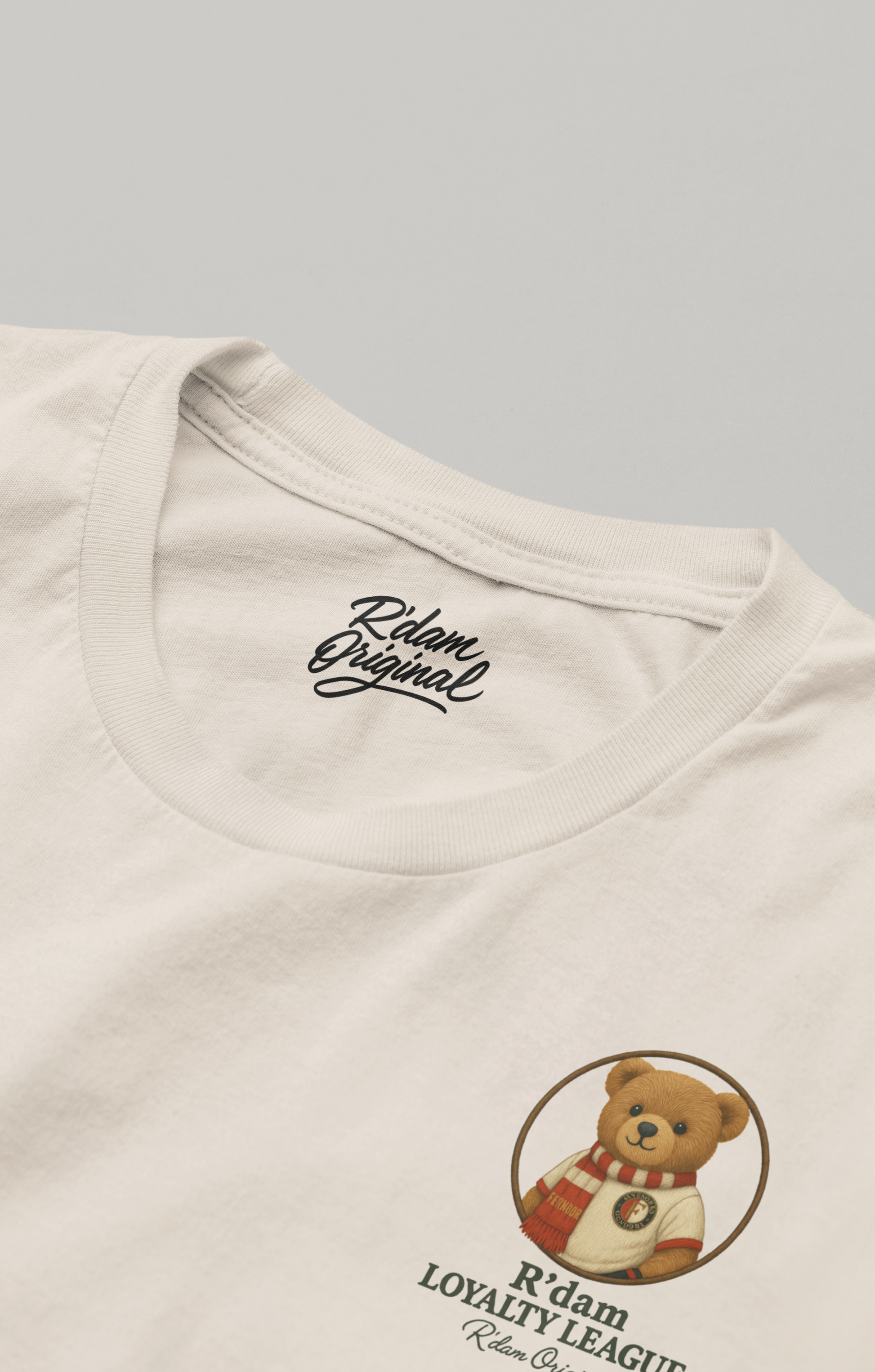 Close-up voorkant Loyalty League T-shirt met teddybeer in supportersoutfit