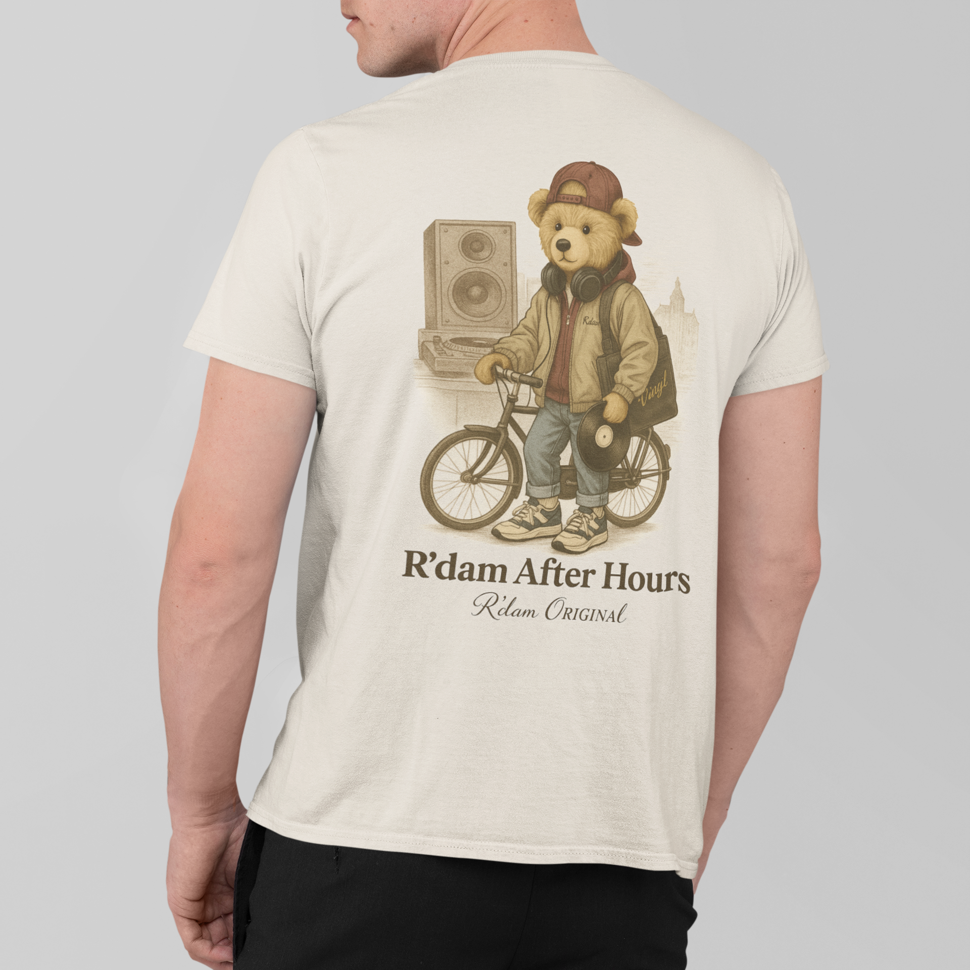“R’dam After Hours DJ Bear t-shirt in beige met urban DJ beer design”