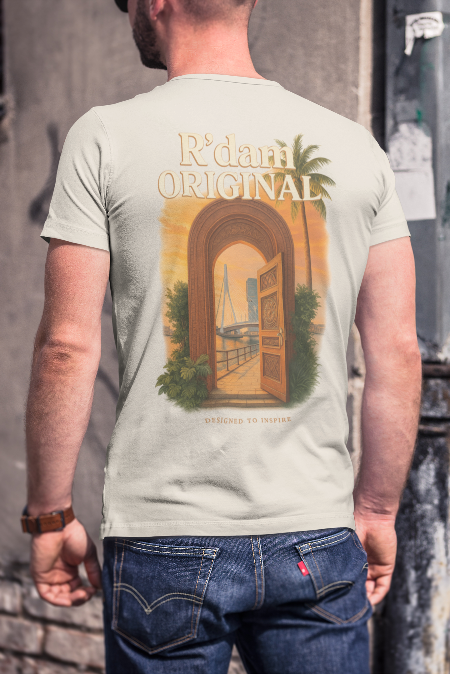 R’dam Original T-shirt – wit of zandkleurig shirt met artistieke deur en uitzicht op Erasmusbrug, Designed to Inspire. wit
