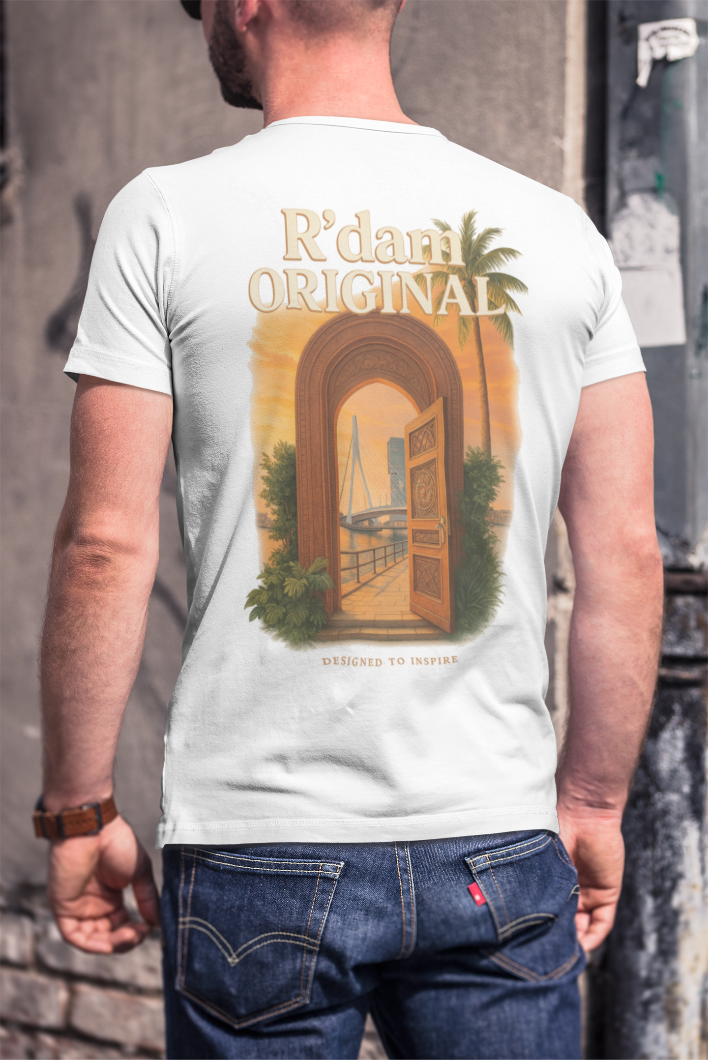 R’dam Original T-shirt – wit of zandkleurig shirt met artistieke deur en uitzicht op Erasmusbrug, Designed to Inspire. wit