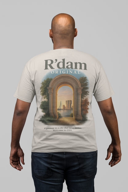 R’dam Original t-shirt met klassieke poort en uitzicht op skyline van Rotterdam bij zonsondergang – unisex in wit en sand.