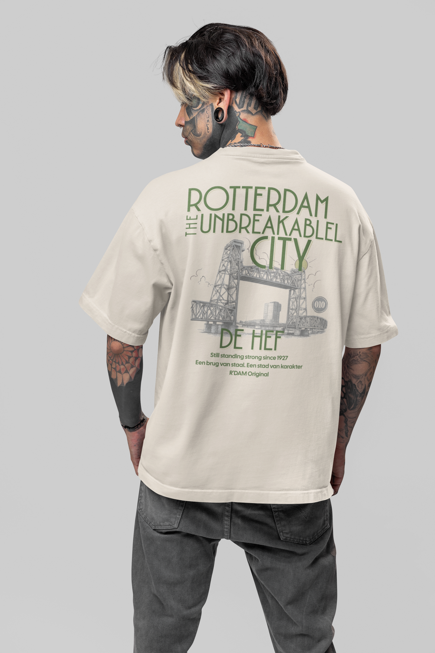 Shirt met groene accenten en De Hef print, R’dam Original branding – model met tattoos