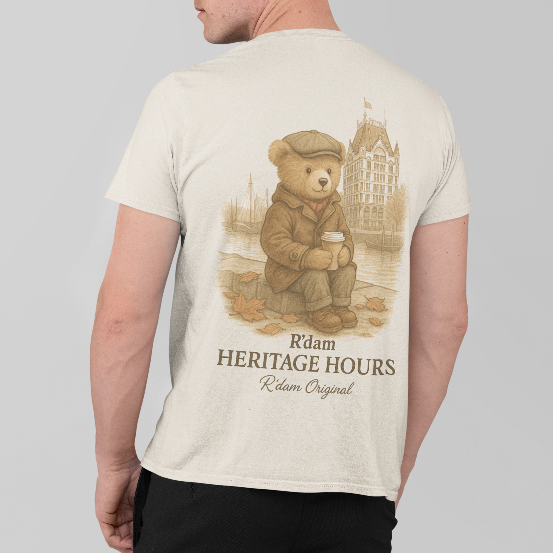 T-shirt in crèmekleur met nostalgische teddy illustratie aan de Maas – achterkant