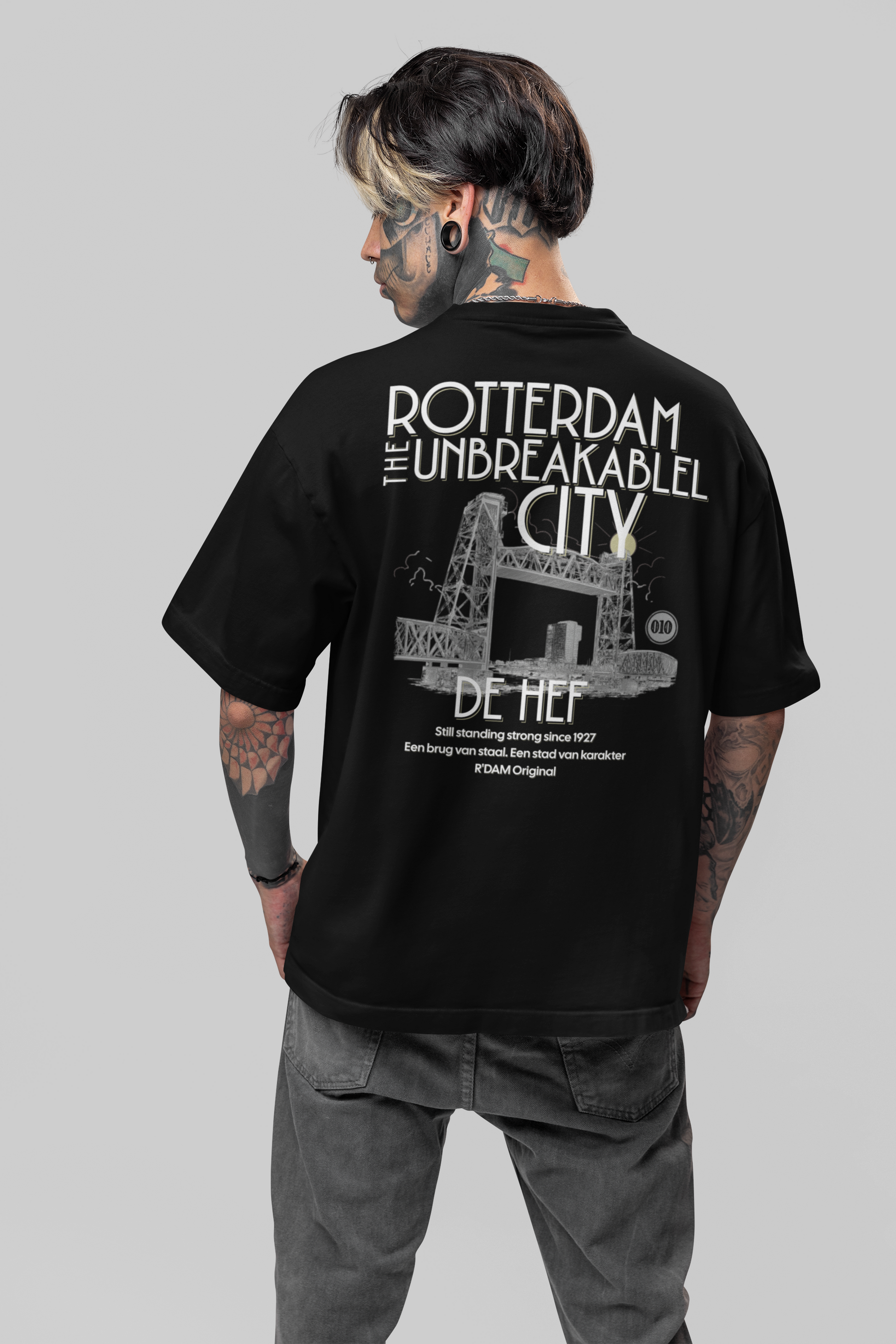 T-shirt met “Rotterdam The Unbreakable City” en De Hef brug illustratie – zwart