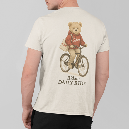 T-shirt met print van teddybeer op fiets, R’dam Daily Ride design – achterkant
