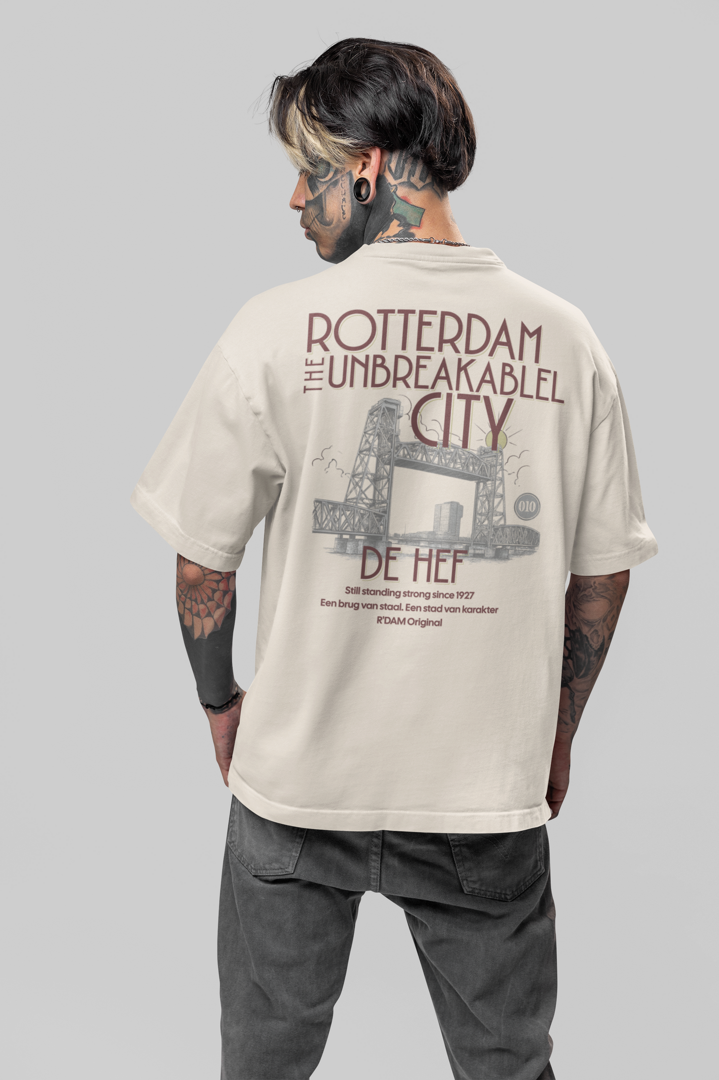 Urban rotterdam streetwear T-shirt met brugdesign – beige variant met rode tekst