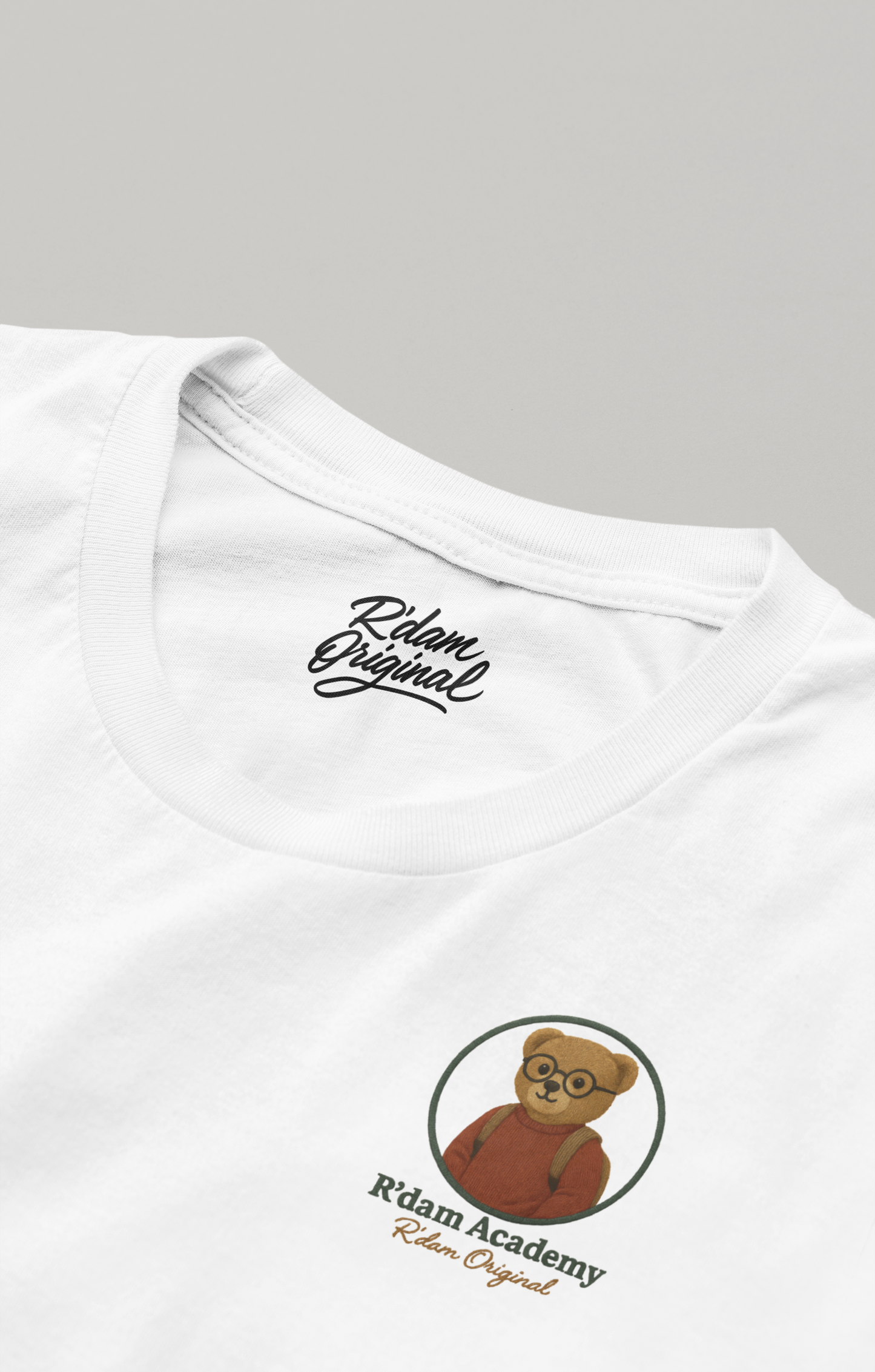 Witte R’dam Academy tee met cartoon beer in 010U hoodie op trappen" borstlogo