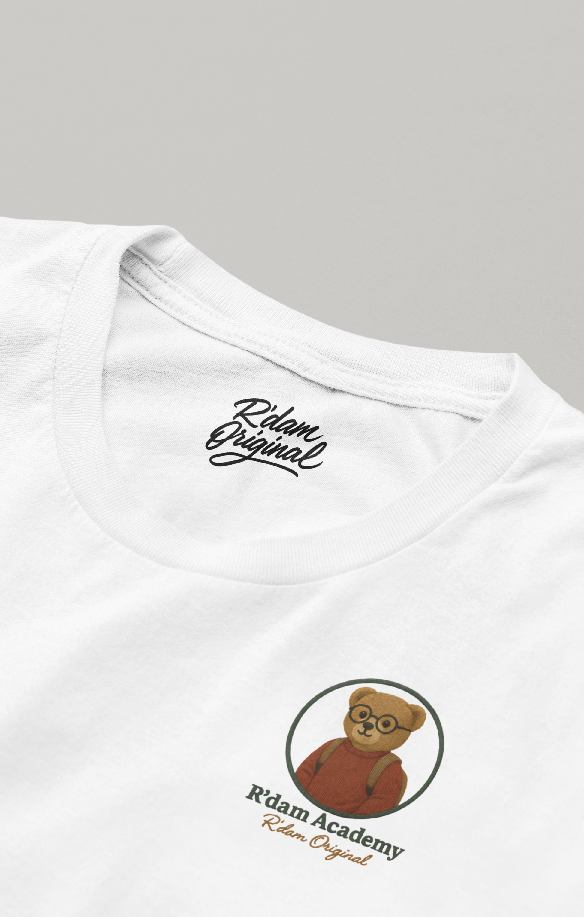 Witte R’dam Academy tee met cartoon beer in 010U hoodie op trappen" borstlogo