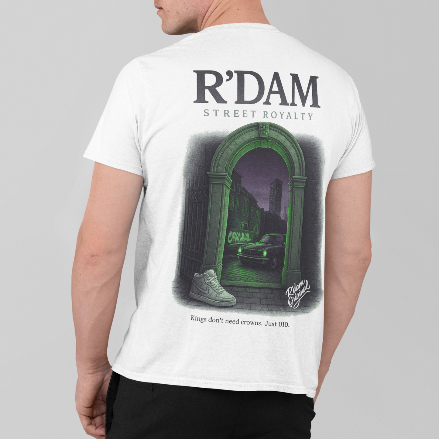 Sand kleur shirt met groene poort, auto en sneaker – R’dam Street Royalty design

Wit shirt met graffiti design en klassieke auto – Rotterdam Streetwear Tee