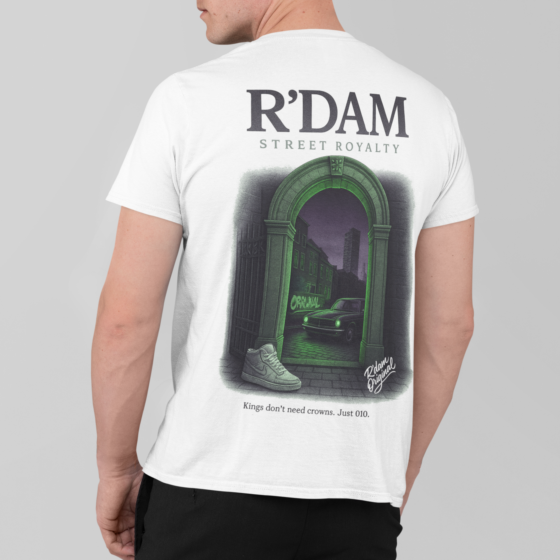 Sand kleur shirt met groene poort, auto en sneaker – R’dam Street Royalty design

Wit shirt met graffiti design en klassieke auto – Rotterdam Streetwear Tee