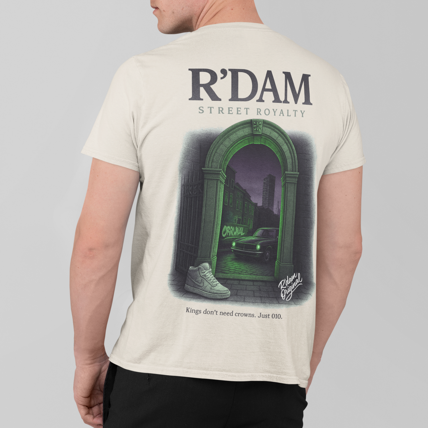 Sand kleur shirt met groene poort, auto en sneaker – R’dam Street Royalty design

Wit shirt met graffiti design en klassieke auto – Rotterdam Streetwear Tee