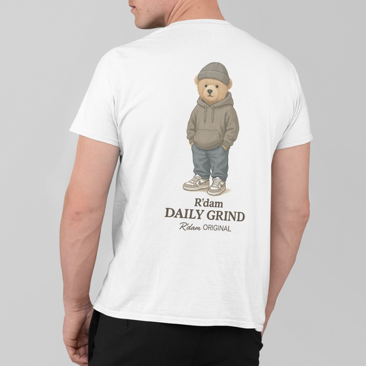 man draagt R’dam Daily Grind t-shirt in wit – achterkant
