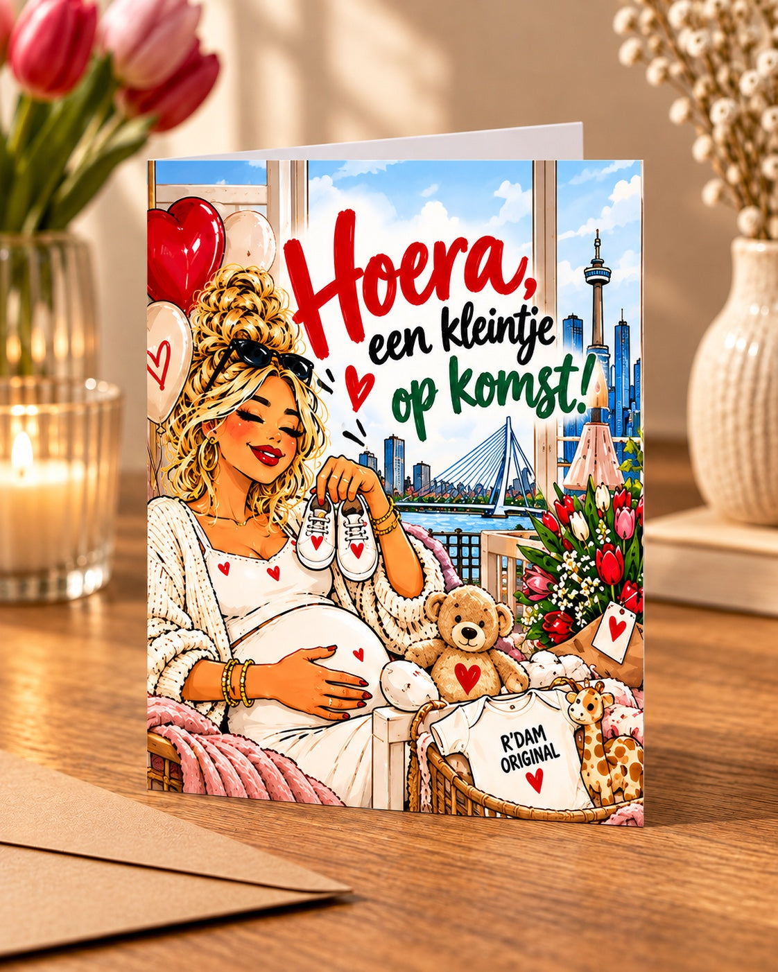 010 Wijffies Club Hoera, een kleintje op komst! – A6 staande dubbele wenskaart, mock-up op houten tafel