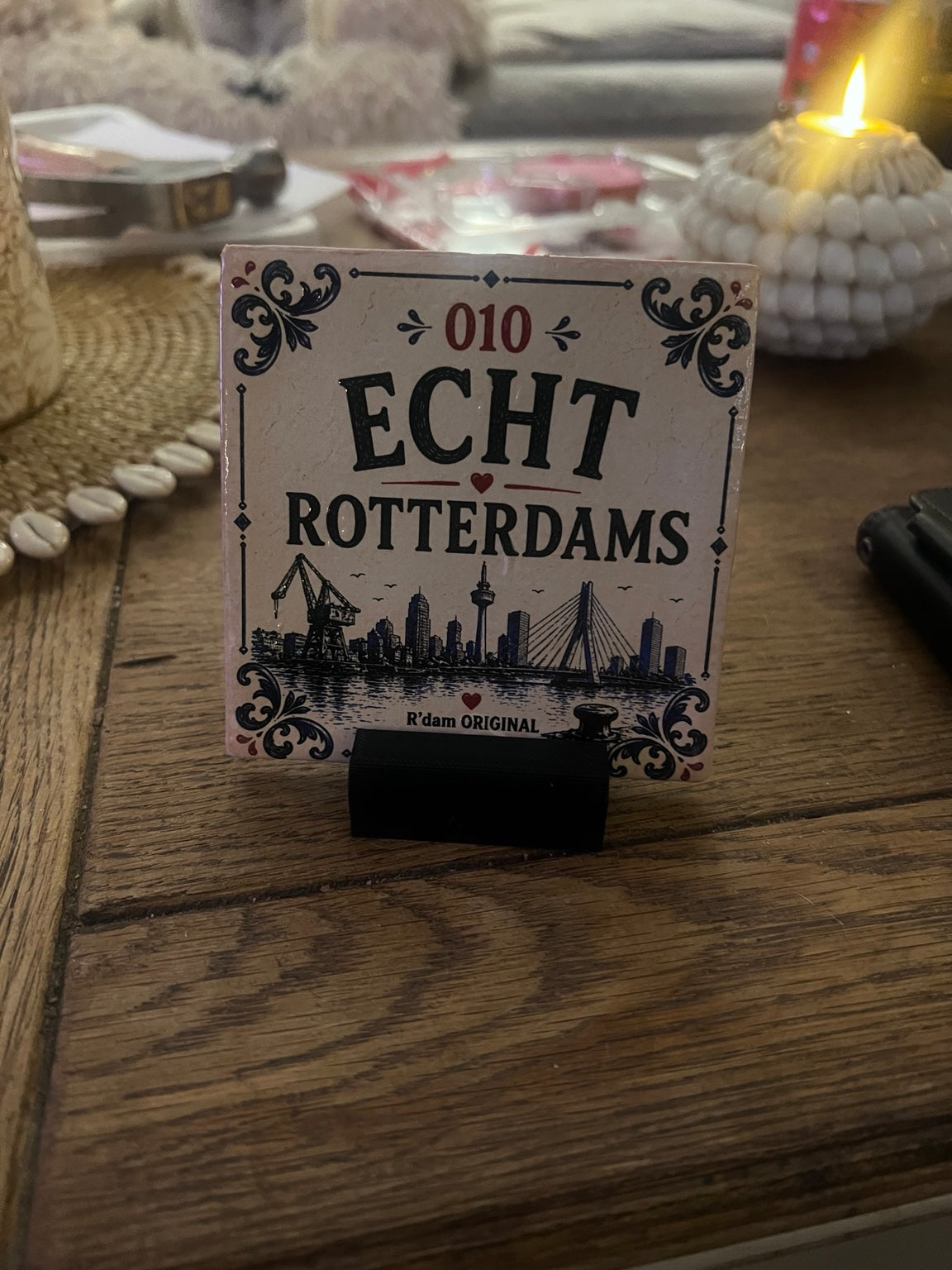 Tegelhouder in gebruik; afgebeeld tegeltje niet inbegrepen